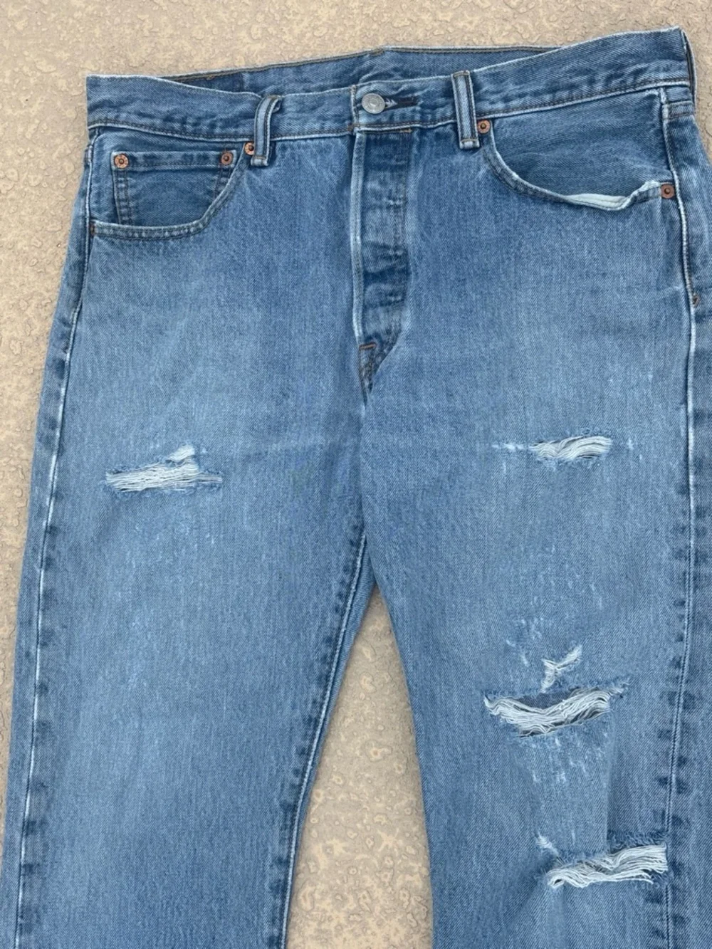 Men’s Levis 501 Light Wash Distressed Jeans Vintage 2000s